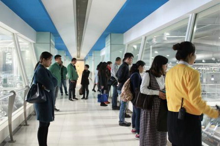 媒体记者参观康师傅饮品生产工序 媒体记者参观康师傅饮品生产工序