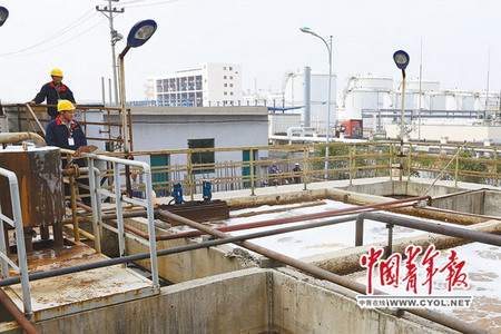 10月22日,江苏吉信甘油科技有限公司质检部工人郭健正在观察工厂的废水处理情况(摄影:《中国青年报》记者 刘向阳) 10月22日,江苏吉信甘油科技有限公司质检部工人郭健正在观察工厂的废水处理情况(摄影:《中国青年报》记者 刘向阳)