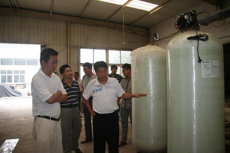 赵金举总经理给客户介绍软化水设备