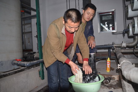 厂家技术人员和该矿锅炉日常维修人员对反渗透膜进行去污清理 厂家技术人员和该矿锅炉日常维修人员对反渗透膜进行去污清理