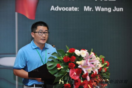 北京APEC会都球会草坪总监王昌俊先生在演讲 北京APEC会都球会草坪总监王昌俊先生在演讲