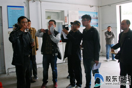 招远环卫处李晓东主任将处理后的渗滤液一饮而尽 招远环卫处李晓东主任将处理后的渗滤液一饮而尽