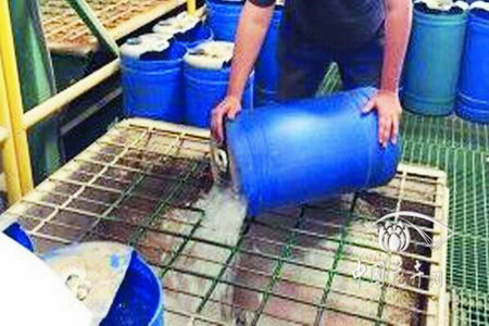 将干的水凝胶按一定比例与水混合后,再加入一定量的预制保湿剂,然后把这些混合的材料与基质混合 将干的水凝胶按一定比例与水混合后,再加入一定量的预制保湿剂,然后把这些混合的材料与基质混合