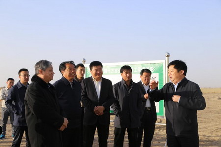 11月11日,国家林业局治沙办巡视员罗斌一行调研考察亿利南疆生态治理试验示范工程(亿利资源集团供图) 11月11日,国家林业局治沙办巡视员罗斌一行调研考察亿利南疆生态治理试验示范工程(亿利资源集团供图)
