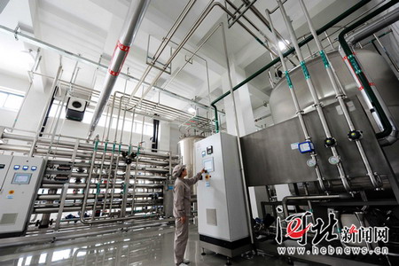 石家庄四药有限公司具有国际先进水平的制水设备(河北日报记者赵永辉摄) 石家庄四药有限公司具有国际先进水平的制水设备(河北日报记者赵永辉摄)