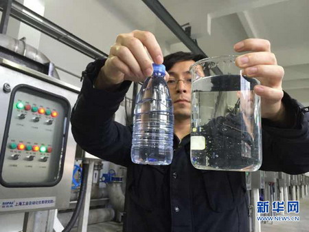 杯中处理后的污水与矿泉水对比肉眼无法辨别两者水质好坏 杯中处理后的污水与矿泉水对比肉眼无法辨别两者水质好坏