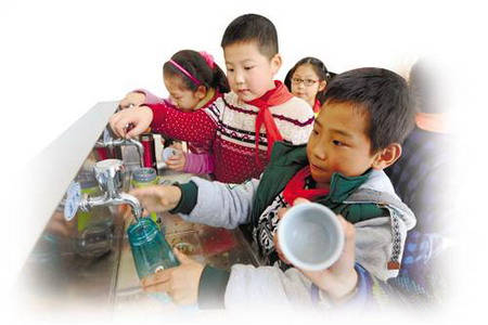 中小学直饮水设备(摄/王雄) 中小学直饮水设备(摄/王雄)