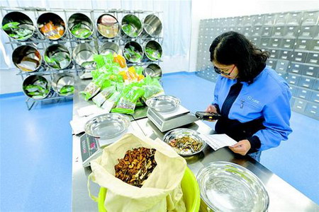 工作人员正对药方进行核准 工作人员正对药方进行核准