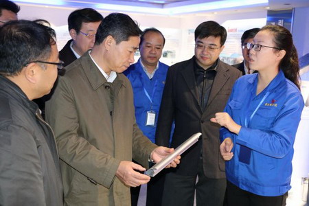 工信部副部长辛国斌等领导参观石墨烯创新中心展示厅 工信部副部长辛国斌等领导参观石墨烯创新中心展示厅
