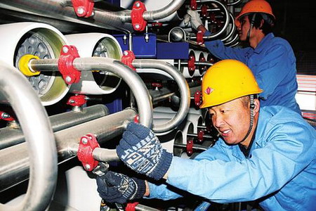 12月11日,施工人员正在进行软化水设备的安装与调试(史斌摄) 12月11日,施工人员正在进行软化水设备的安装与调试(史斌摄)