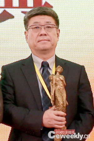 领奖人:中国航空工业集团公司副总经理、CIO张新国 领奖人:中国航空工业集团公司副总经理、CIO张新国