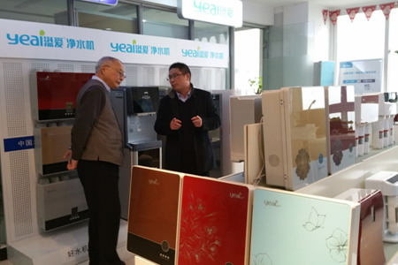 顾久传到访武汉溢爱进入企业生产车间和产品中心参观 顾久传到访武汉溢爱进入企业生产车间和产品中心参观