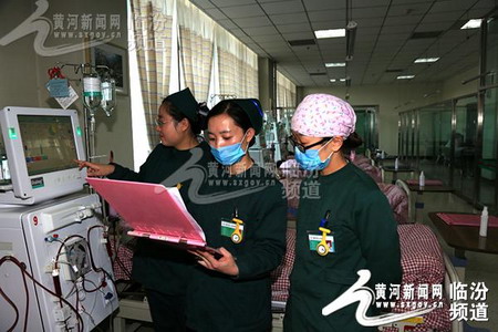 医护人员正在对设备运行做记录 医护人员正在对设备运行做记录