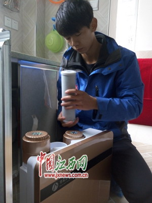 工作人员正在村民家安装净水设备