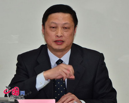 无锡源泉节油技术有限公司董事长兼总经理蔡淳源在新闻发布会上介绍润滑油再生技术 无锡源泉节油技术有限公司董事长兼总经理蔡淳源在新闻发布会上介绍润滑油再生技术
