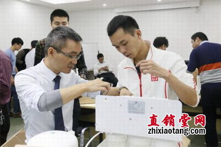 产品主管张志华带领大家开展如火如荼的实操训练 产品主管张志华带领大家开展如火如荼的实操训练