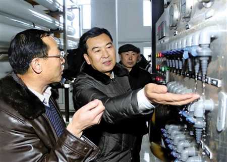 盟委书记张院忠对锡林浩特二水厂能稳定供水给予肯定 盟委书记张院忠对锡林浩特二水厂能稳定供水给予肯定