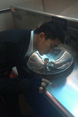 上海虹桥站设置了5处直饮水台和净化开水间,这也是国内火车站首次提供35℃温水直饮水 上海虹桥站设置了5处直饮水台和净化开水间,这也是国内火车站首次提供35℃温水直饮水