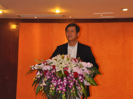会长叶建荣先生做了工作报告 会长叶建荣先生做了工作报告