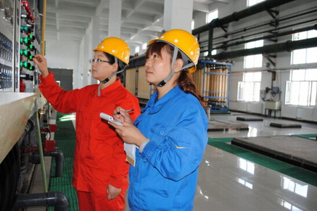 承钢能源事业部反渗透站职工正在检查水质合格情况