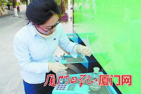 检测人员在现场对公共直饮水浊度进行检测 检测人员在现场对公共直饮水浊度进行检测