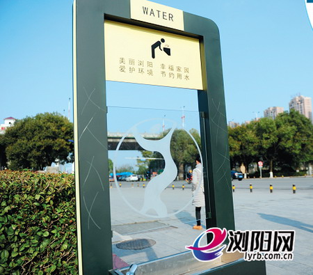 超滤再反渗透制水10台直饮水机安放在湖南浏阳市街头 超滤再反渗透制水10台直饮水机安放在湖南浏阳市街头
