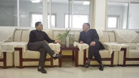 山东净水协会秘书长王建生(左)与水博士董事长唐士平(右) 山东净水协会秘书长王建生(左)与水博士董事长唐士平(右)