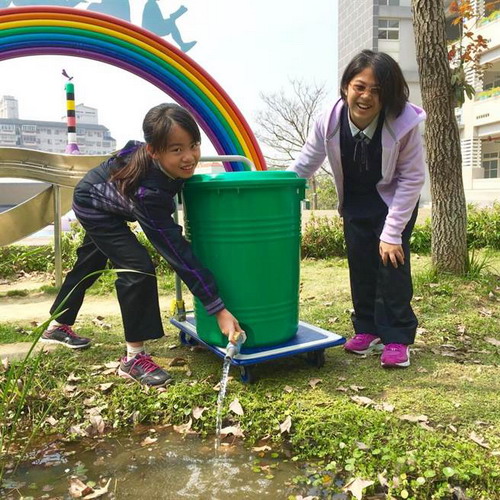 嘉义市文雅国小学生收集RO逆渗透饮水机过滤后产生的回收水，注入校园生态池、浇灌周边花草