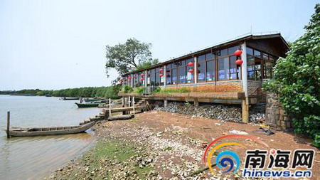 海口演丰镇红树林边的连理枝农家乐自从安装了“一体化分散式污水处理系统”后,餐厅实现了零排放 海口演丰镇红树林边的连理枝农家乐自从安装了“一体化分散式污水处理系统”后,餐厅实现了零排放