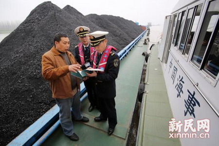 渝山699号的大副向监察人员解释垃圾、油污处理记录 渝山699号的大副向监察人员解释垃圾、油污处理记录