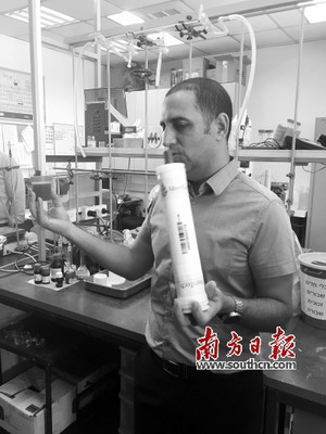 创新企业MemTech的销售和市场副总裁Oren Blonder展示公司研发成果 创新企业MemTech的销售和市场副总裁Oren Blonder展示公司研发成果