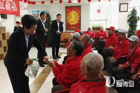 青岛崂山矿泉水新生产基地投产首批产品捐赠给敬老院 青岛崂山矿泉水新生产基地投产首批产品捐赠给敬老院