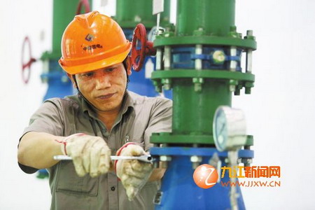 叶华正在检修超滤反渗透供水泵出口逆止门 叶华正在检修超滤反渗透供水泵出口逆止门