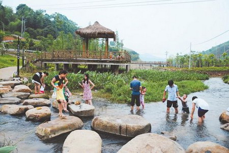 吾峰湿地公园吸引不少游人前来 吾峰湿地公园吸引不少游人前来