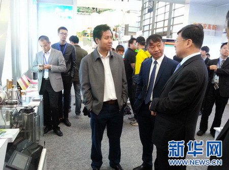 西安高新区党工委书记赵红专参观展台