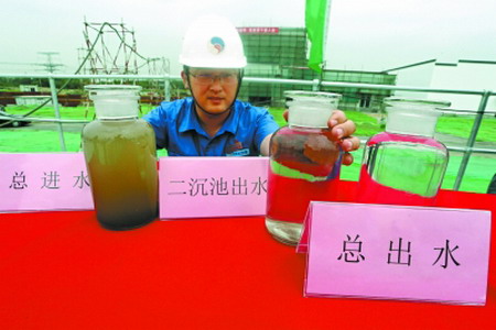 5月31日，清河第二再生水厂技术人员演示污水处理全过程，使用北京自主研发的无害化过滤处理等方式，将污水变清澈