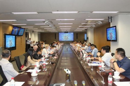 中加石墨烯产业及应用研讨会现场中外专家互相交流