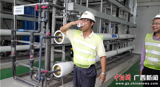 广西华润红水河水泥有限公司和华润环保工程(宾阳)有限公司总经理喻宝国当众饮用“纯净水” 广西华润红水河水泥有限公司和华润环保工程(宾阳)有限公司总经理喻宝国当众饮用“纯净水”