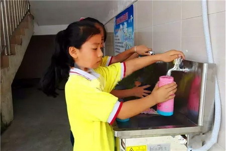 孩子上学不用自带茶水就能喝上安全卫生的直饮水。连州投入47.2万元安装46套直饮水设备,市区10所小学受益(摄影:南方日报连州视窗记者 梁锐呈) 孩子上学不用自带茶水就能喝上安全卫生的直饮水。连州投入47.2万元安装46套直饮水设备,市区10所小学受益(摄影:南方日报连州视窗记者 梁锐呈)