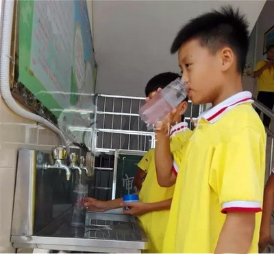 炎炎夏日,连州镇第九小学安装的两台直饮水机成为学生解暑的“及时雨”(摄影:南方日报连州视窗记者 梁锐呈) 炎炎夏日,连州镇第九小学安装的两台直饮水机成为学生解暑的“及时雨”(摄影:南方日报连州视窗记者 梁锐呈)