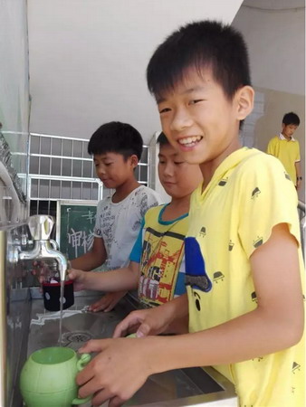 学校直饮水口感良好,水温适宜,学生满意(摄影:南方日报连州视窗记者 梁锐呈) 学校直饮水口感良好,水温适宜,学生满意(摄影:南方日报连州视窗记者 梁锐呈)