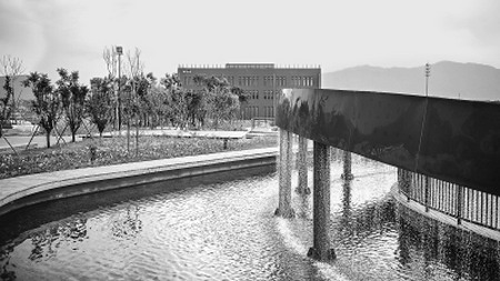 稻香湖再生水厂厂房建在地下,充分利用竖向空间,地面部分建设成湿地公园,目前已基本完工 稻香湖再生水厂厂房建在地下,充分利用竖向空间,地面部分建设成湿地公园,目前已基本完工