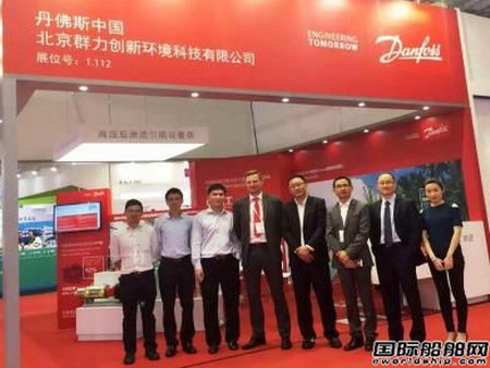 丹佛斯高压泵业务团队与渠道合作伙伴在展台前合影 丹佛斯高压泵业务团队与渠道合作伙伴在展台前合影