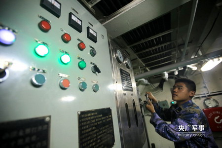 中国海军和平方舟医院船上等兵孙航在机舱进行海水淡化处理,他每天工作12个小时,为全船提供50吨日用淡水(央广军事 江山 摄) 中国海军和平方舟医院船上等兵孙航在机舱进行海水淡化处理,他每天工作12个小时,为全船提供50吨日用淡水(央广军事 江山 摄)