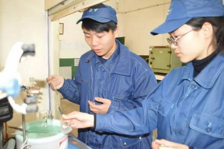 技术中心环保产业部青年正在进行试验研究 技术中心环保产业部青年正在进行试验研究