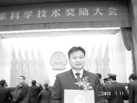 程博闻教授主持的“复合型导电纤维系列产品研制与应用开发”项目成果获得2009年国家科技进步二等奖 程博闻教授主持的“复合型导电纤维系列产品研制与应用开发”项目成果获得2009年国家科技进步二等奖