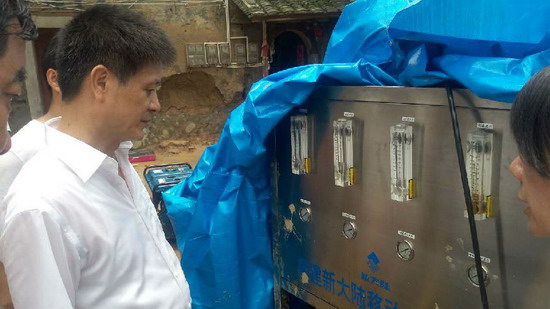 福建省委常委、常务副省长张志南在闽清灾区考察时,为新大陆超滤移动净水设备点赞 福建省委常委、常务副省长张志南在闽清灾区考察时,为新大陆超滤移动净水设备点赞