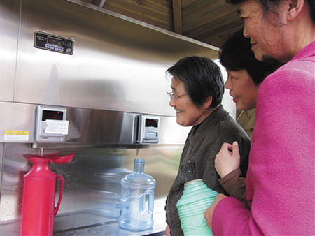 古塘街道太屺村村民正在新的开水供应点灌开水 古塘街道太屺村村民正在新的开水供应点灌开水