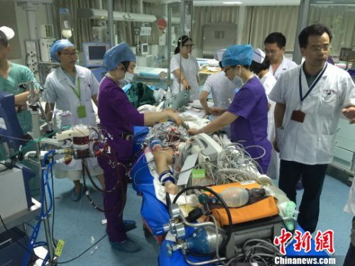 上海医生400里2小时奔袭在患儿床旁快速建立ECMO系统 上海医生400里2小时奔袭在患儿床旁快速建立ECMO系统