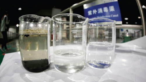 没有处理的原水(左),处理过后的水(中),饮用纯净水(右) 没有处理的原水(左),处理过后的水(中),饮用纯净水(右)
